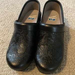 COPY - Like NEW- Dansko - LT Pro Nursing Clog - Black Floral Tooled - SEE Sizin…